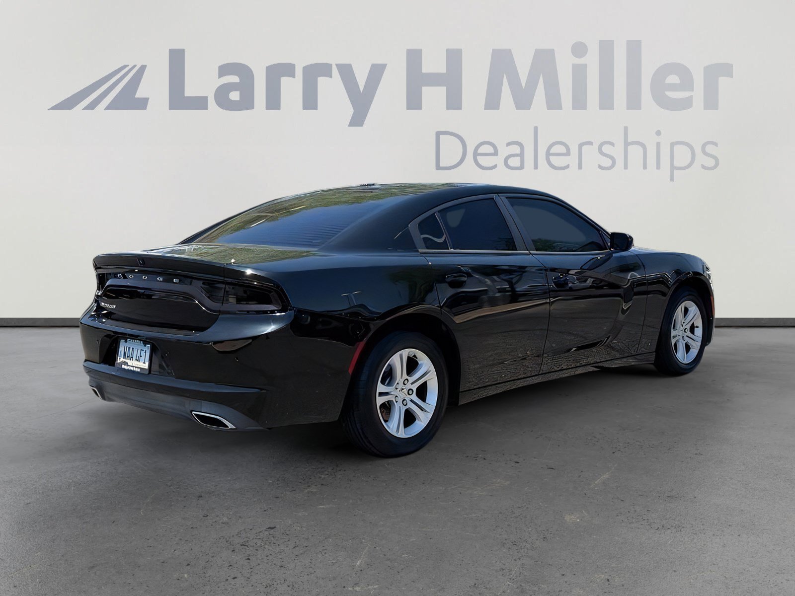 Used 2019 Dodge Charger SXT RWD image 5