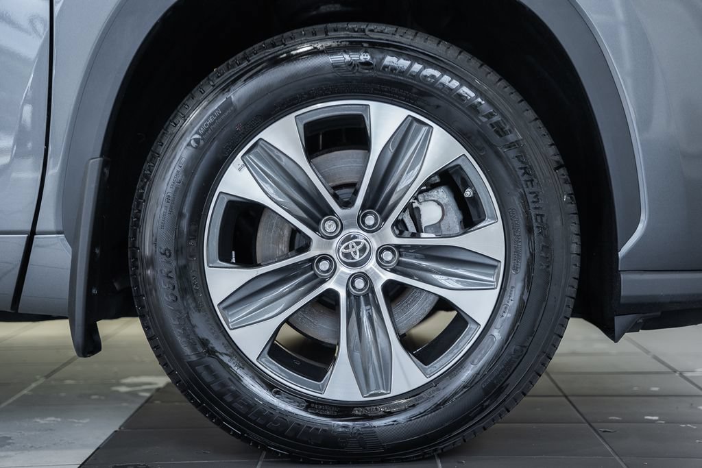 Used 2025 Toyota Highlander XLE AWD/4WD image 15