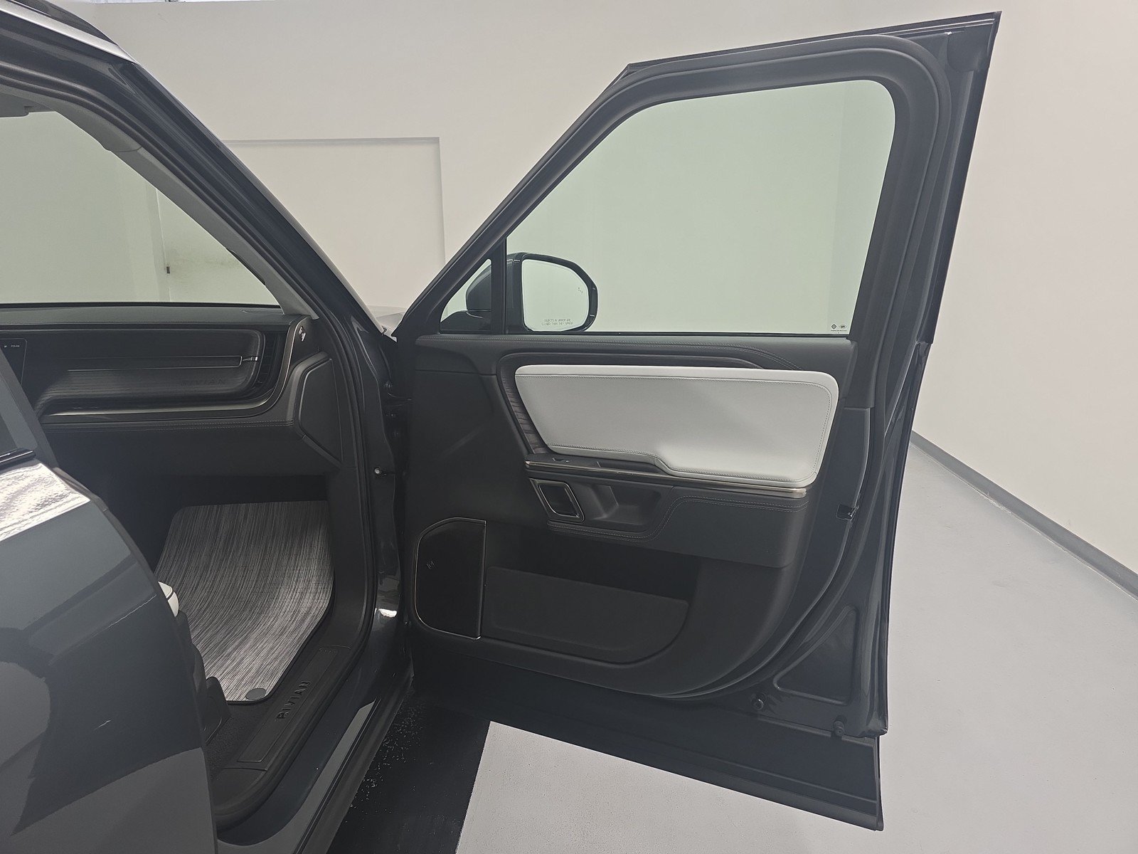Used 2024 Rivian R1S Adventure AWD/4WD image 18