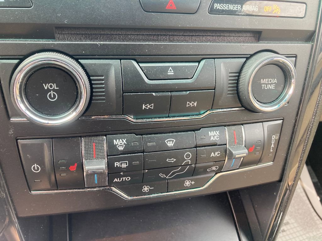 Used 2017 Ford Explorer XLT w/ Equipment Group 202A AWD/4WD image 27