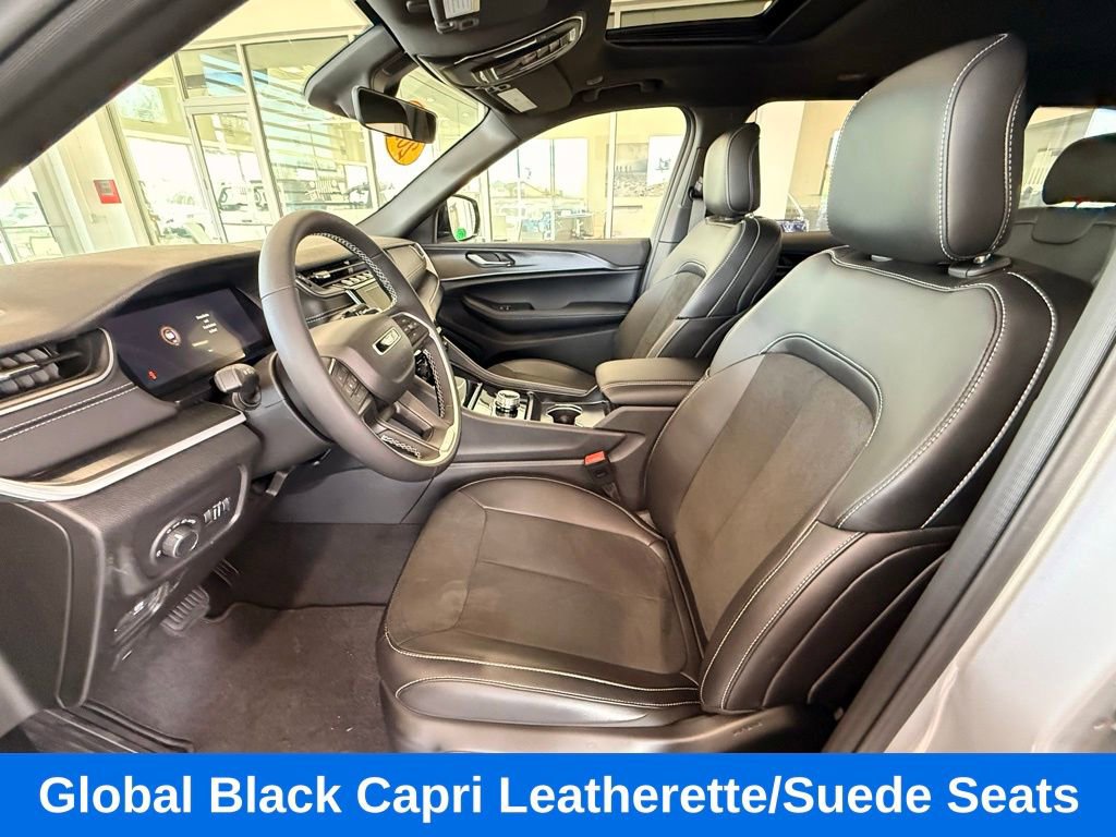 Used 2025 Jeep Grand Cherokee Altitude AWD/4WD image 13
