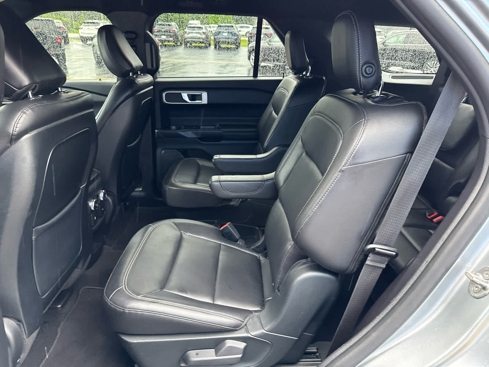 Used 2020 Ford Explorer XLT w/ Equipment Group 202A AWD/4WD image 17
