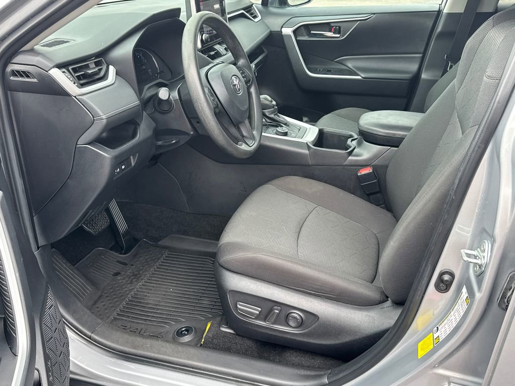 Used 2024 Toyota RAV4 XLE AWD/4WD image 9