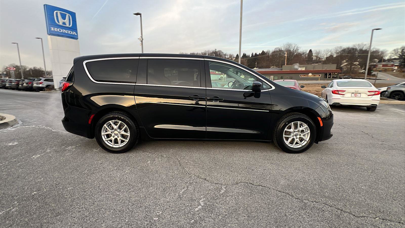 Used 2022 Chrysler Voyager LX image 3