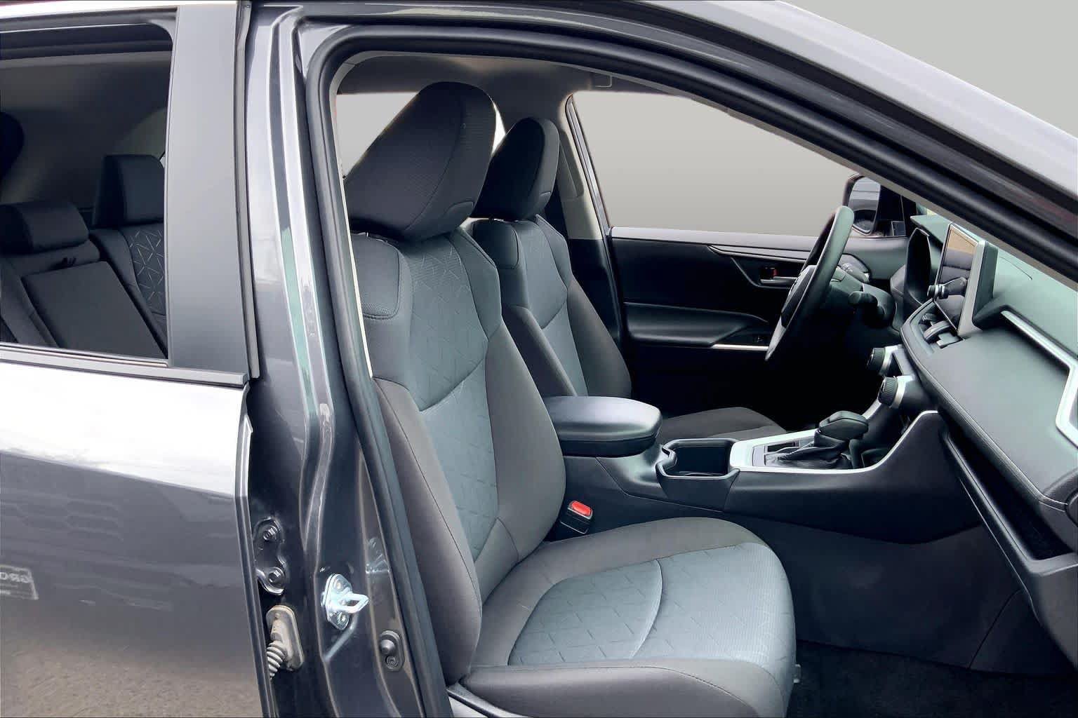 Used 2025 Toyota RAV4 XLE AWD/4WD image 9