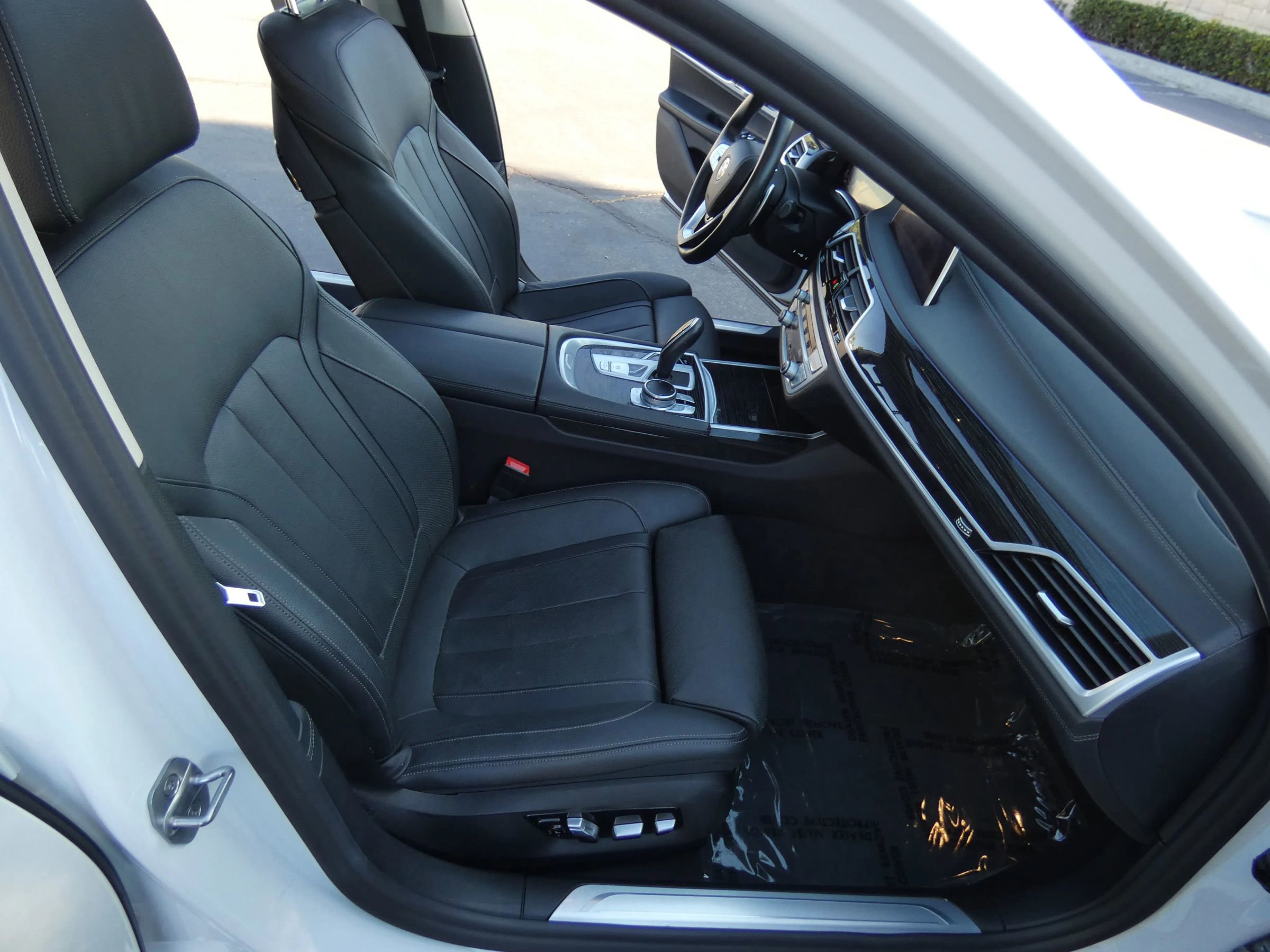 Used 2022 BMW 745e xDrive image 28