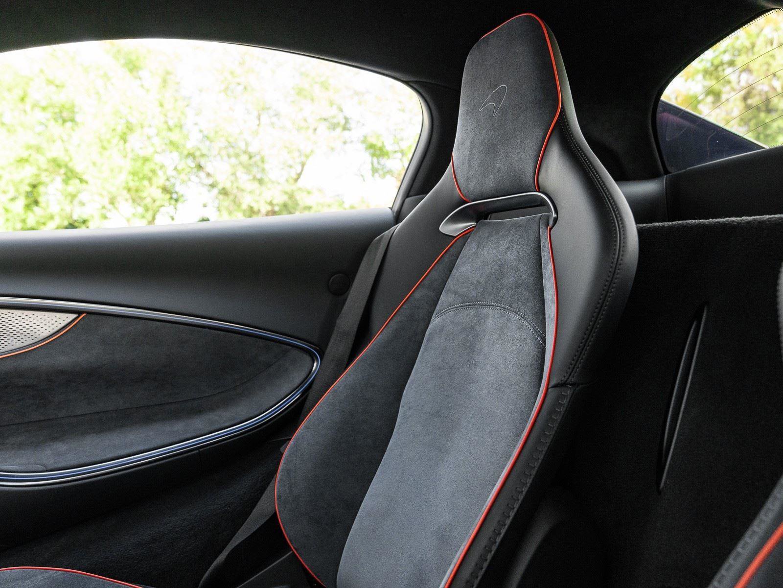 Used 2025 McLaren Artura image 13