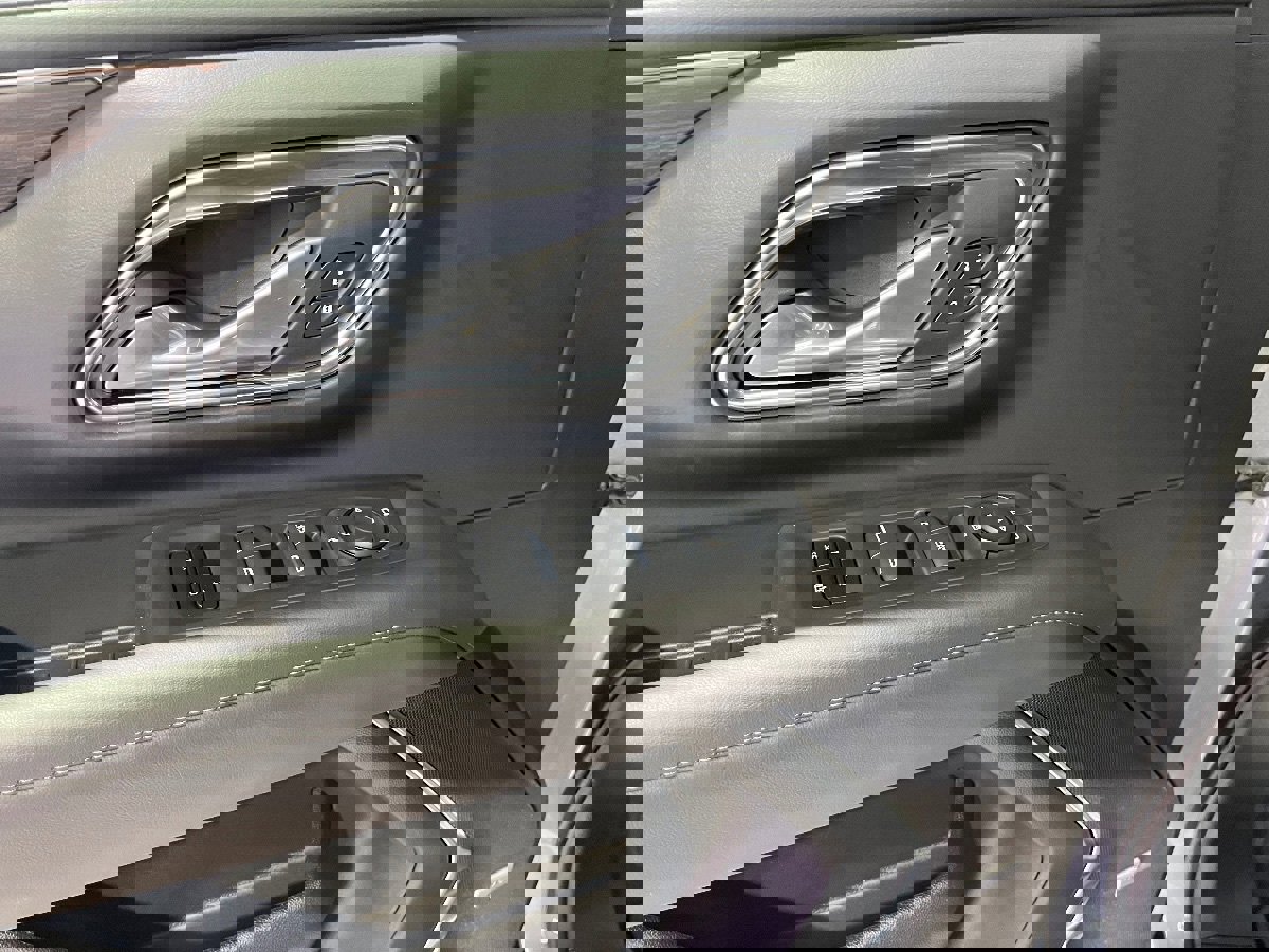 Used 2024 Chevrolet Suburban Z71 image 28