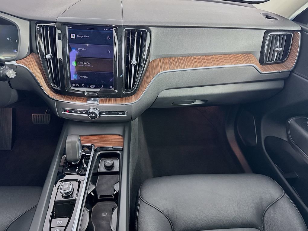 Used 2023 Volvo XC60 B5 Plus image 25