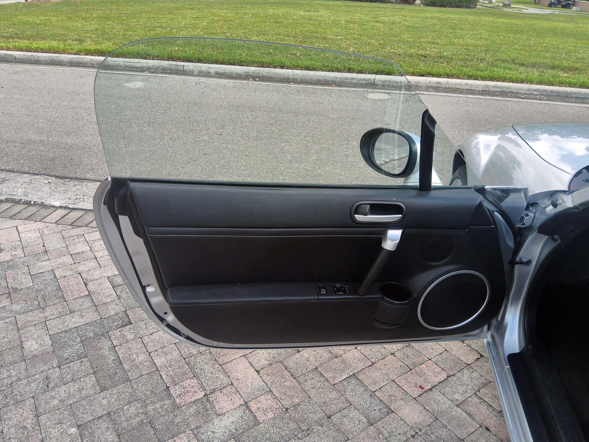 Used 2006 MAZDA MX-5 Miata Grand Touring RWD image 36