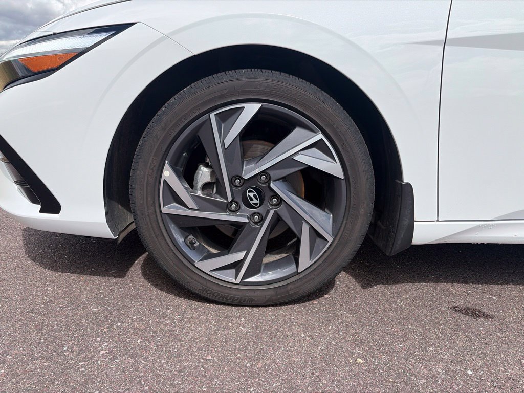 Certified 2025 Hyundai Elantra Limited FWD image 39