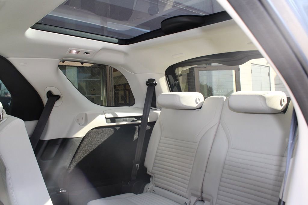 Certified 2025 Land Rover Discovery Dynamic SE image 38