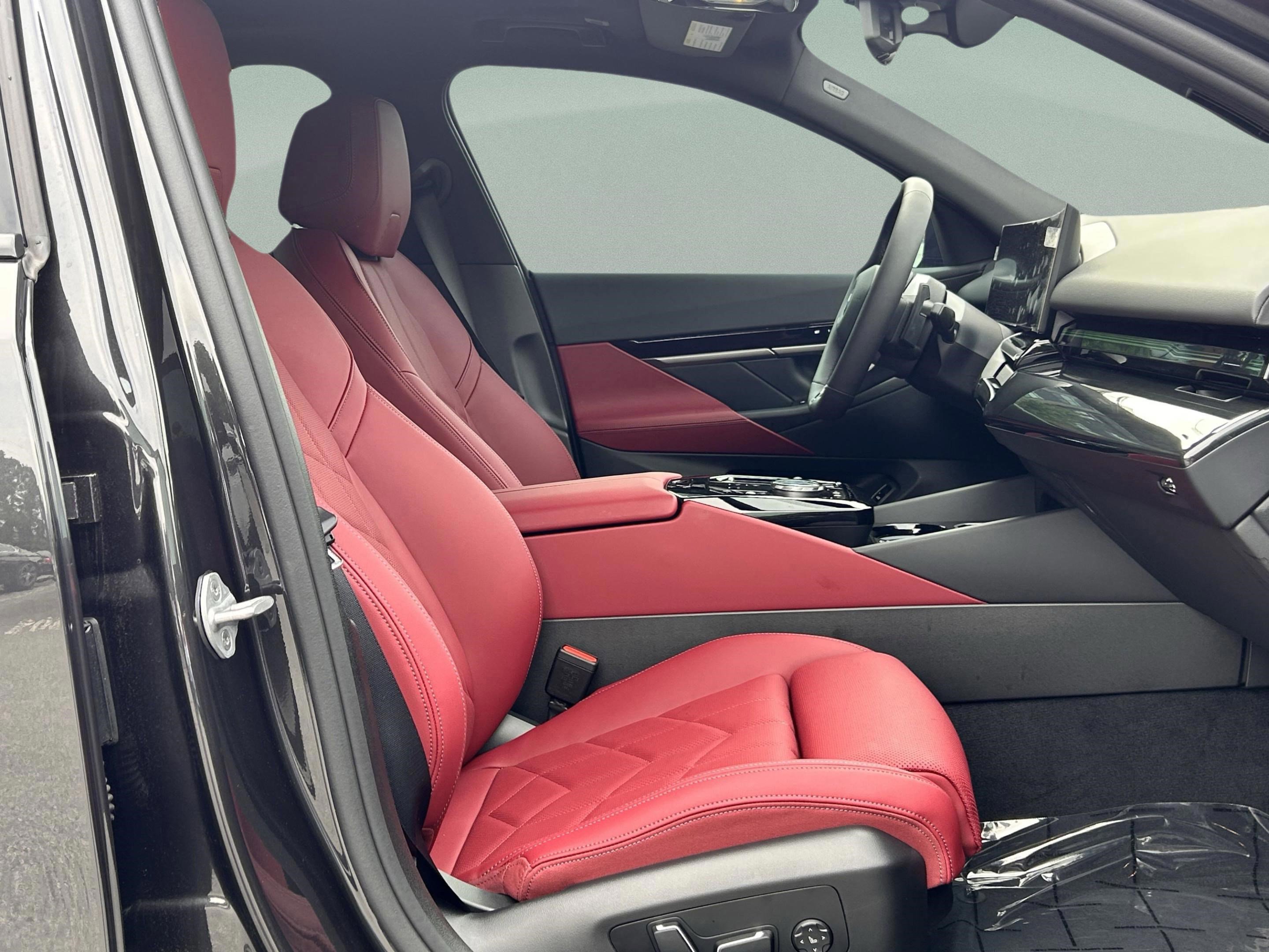 Used 2025 BMW 530i xDrive 530i xDrive w/ M Sport Package image 27