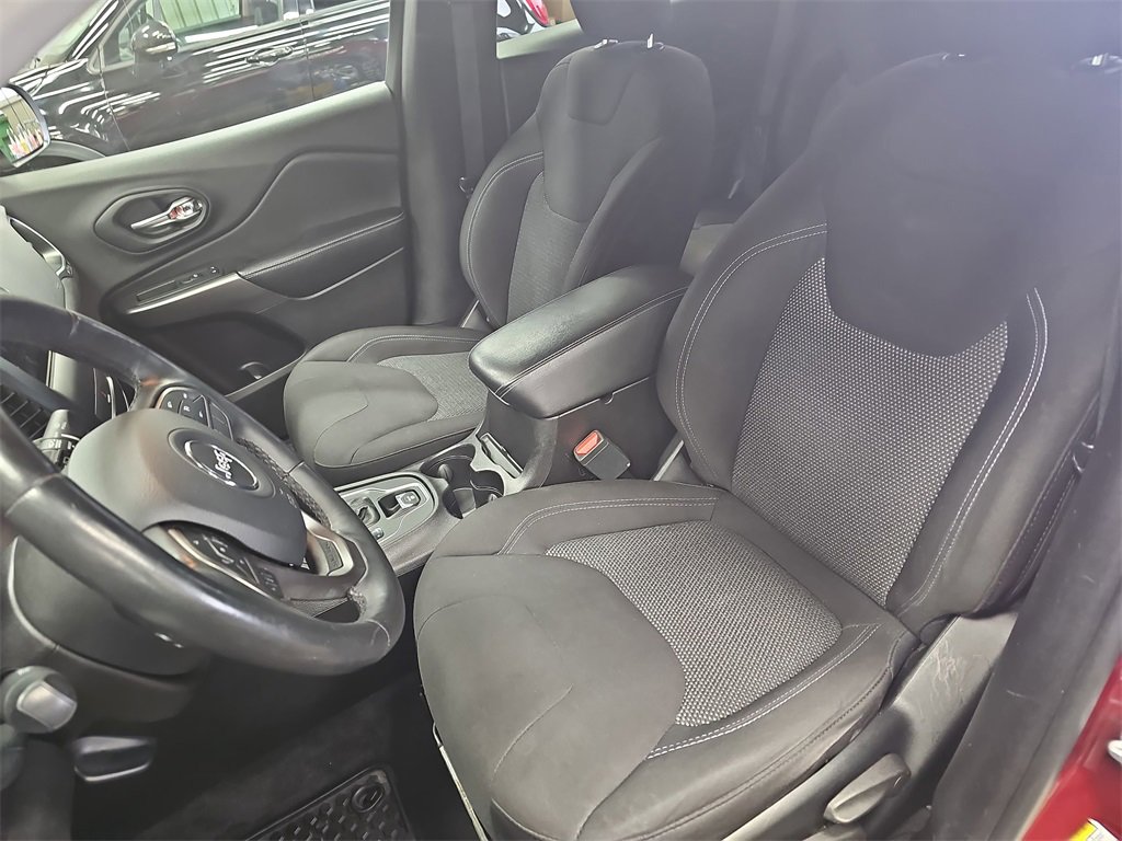 Used 2019 Jeep Cherokee Latitude w/ Cold Weather Group image 14