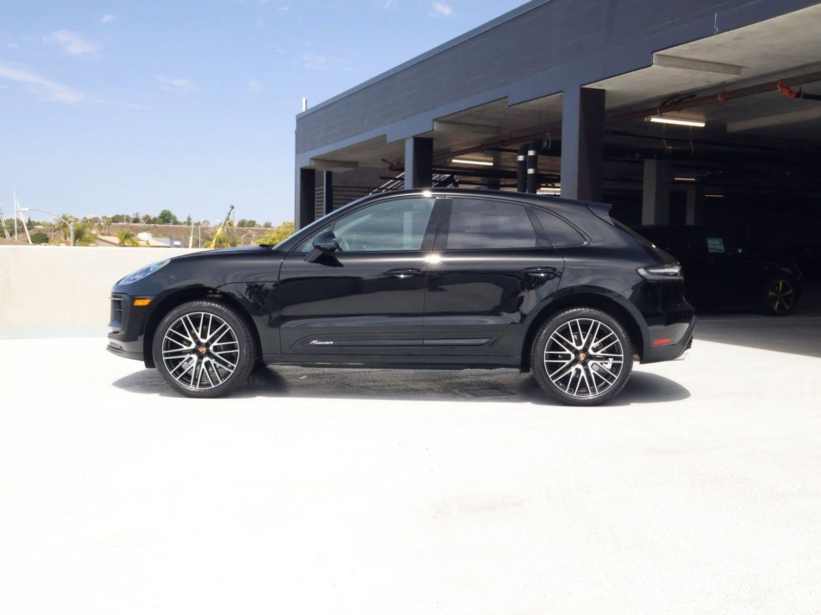 Certified 2025 Porsche Macan AWD/4WD image 2