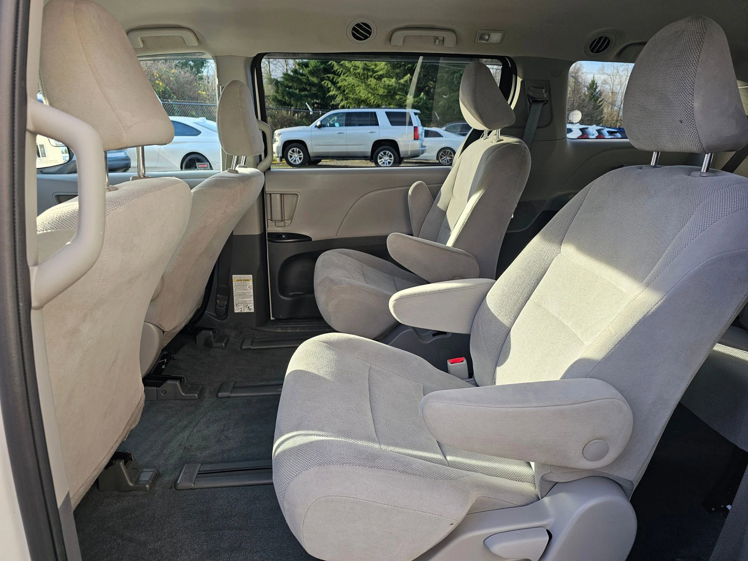 Used 2020 Toyota Sienna L image 18