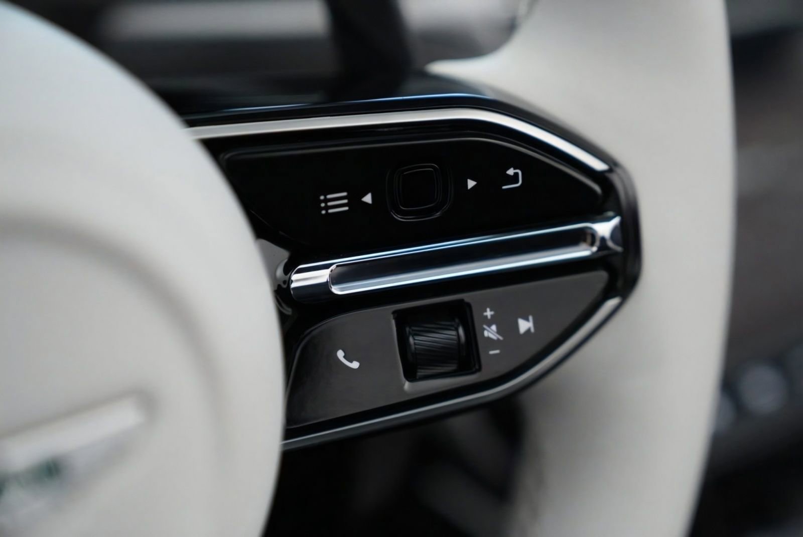 New 2026 Aston Martin Vanquish Convertible RWD image 26