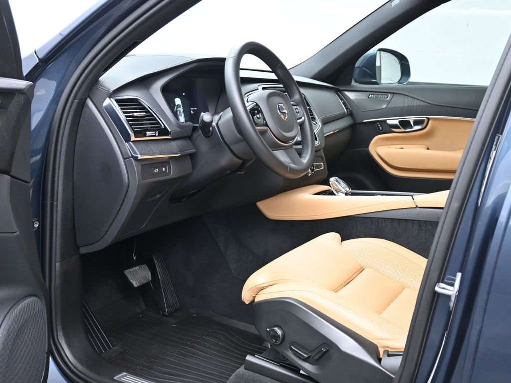 Used 2025 Volvo XC90 T8 Ultra w/ Protection Package Premier image 9