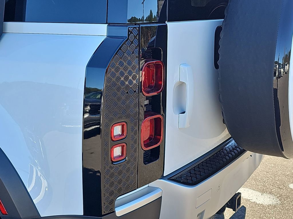 Used 2023 Land Rover Defender 110 S image 39