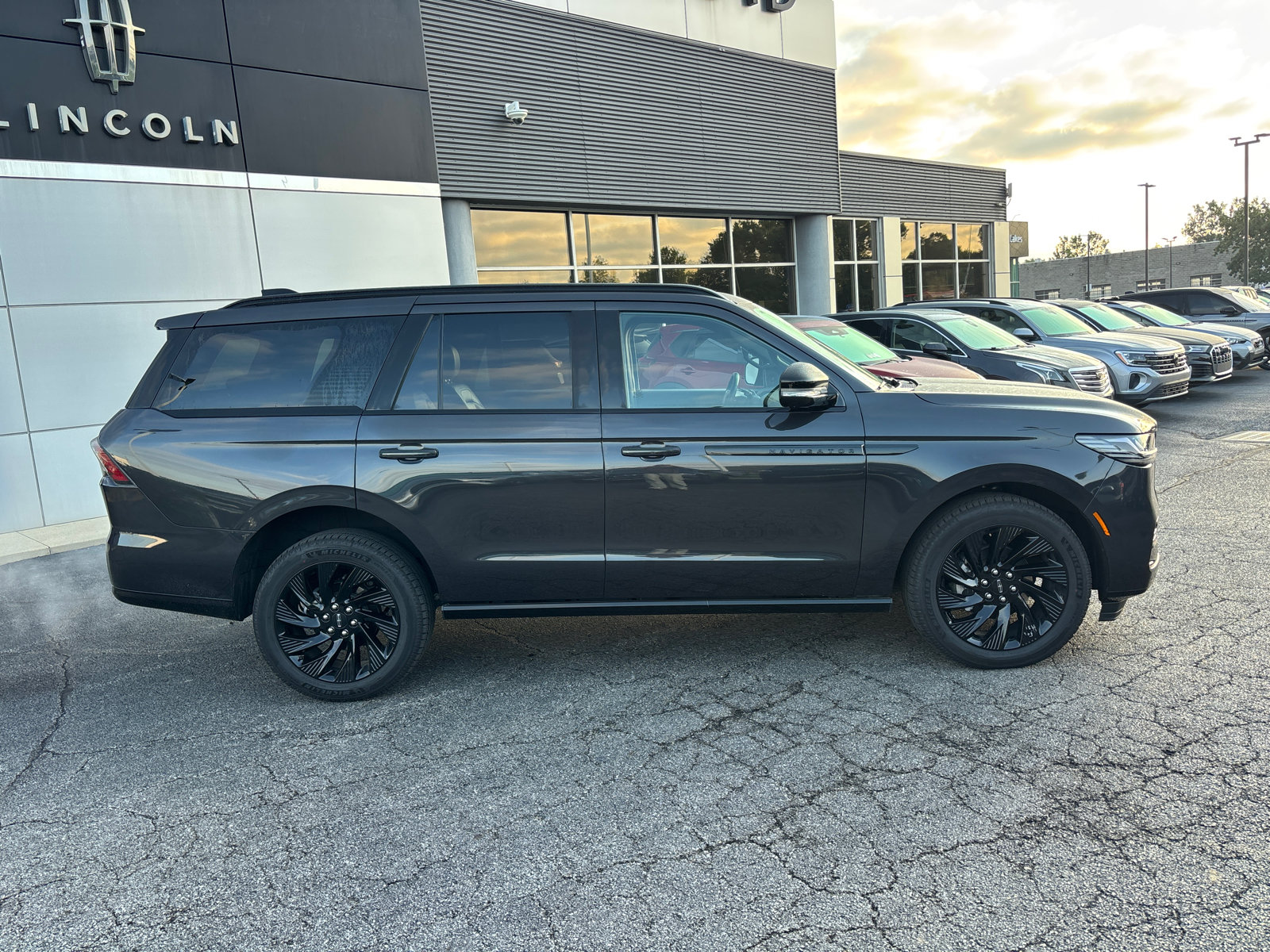 New 2026 Lincoln Navigator Reserve w/ Jet Appearance Package AWD/4WD image 8