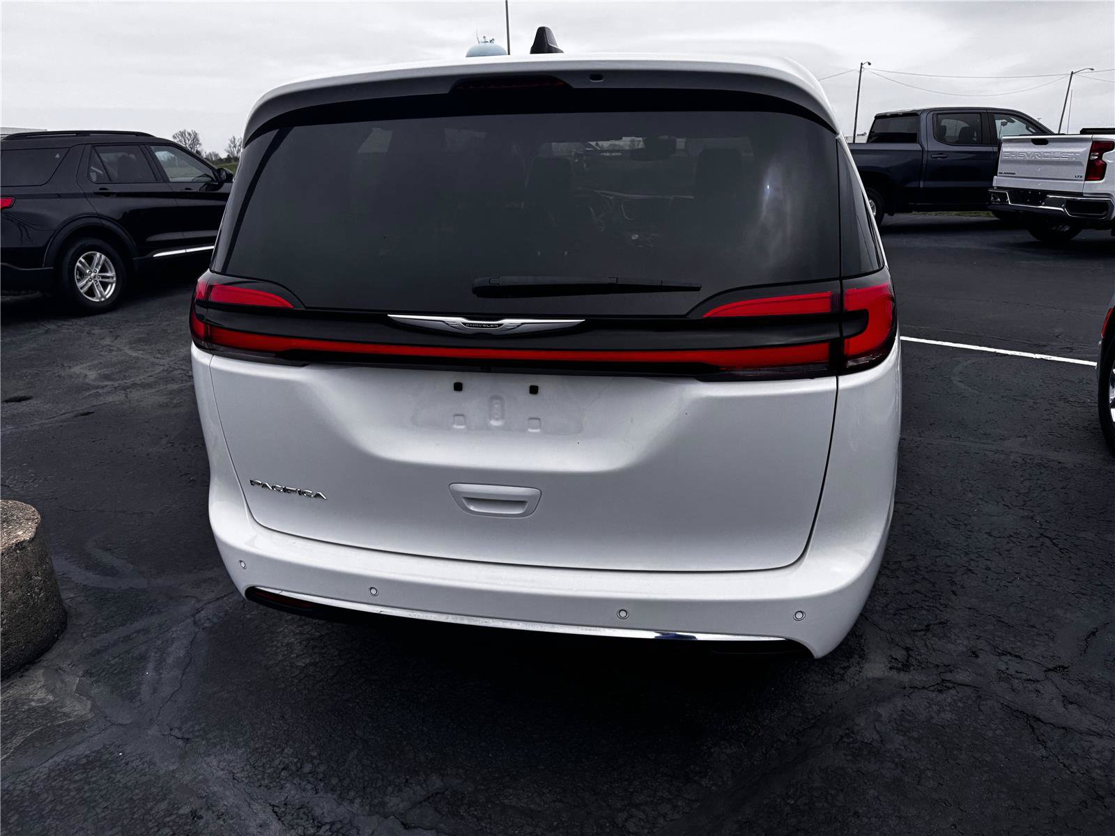 Used 2025 Chrysler Pacifica Select FWD image 3