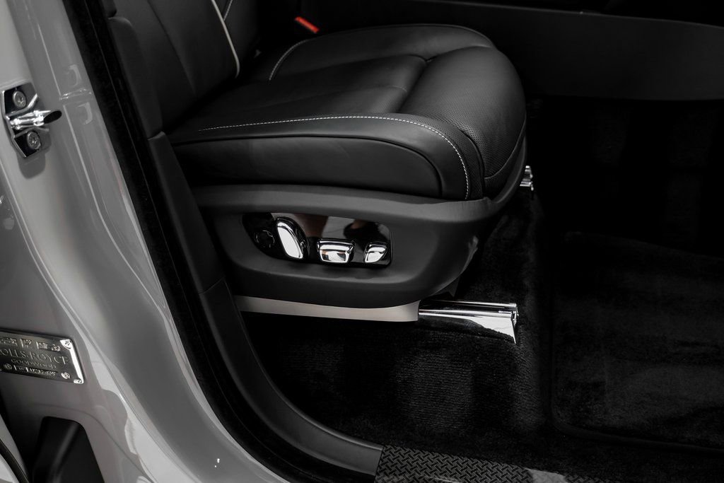 Used 2023 Rolls-Royce Cullinan Black Badge w/ Driver's Package image 41