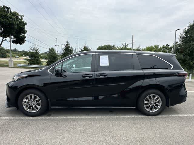 Used 2023 Toyota Sienna LE AWD/4WD image 2