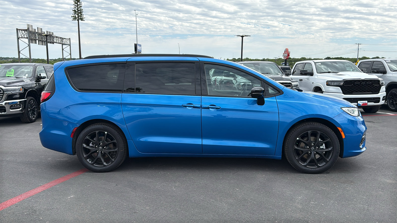 New 2026 Chrysler Pacifica Limited FWD image 6