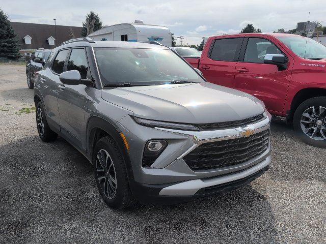 Used 2024 Chevrolet TrailBlazer LT w/ Driver Confidence Package AWD/4WD image 3