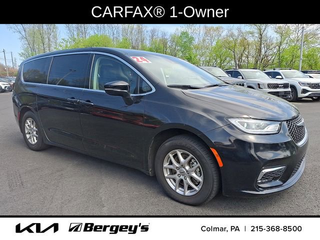 Used 2024 Chrysler Pacifica Touring-L FWD image 3