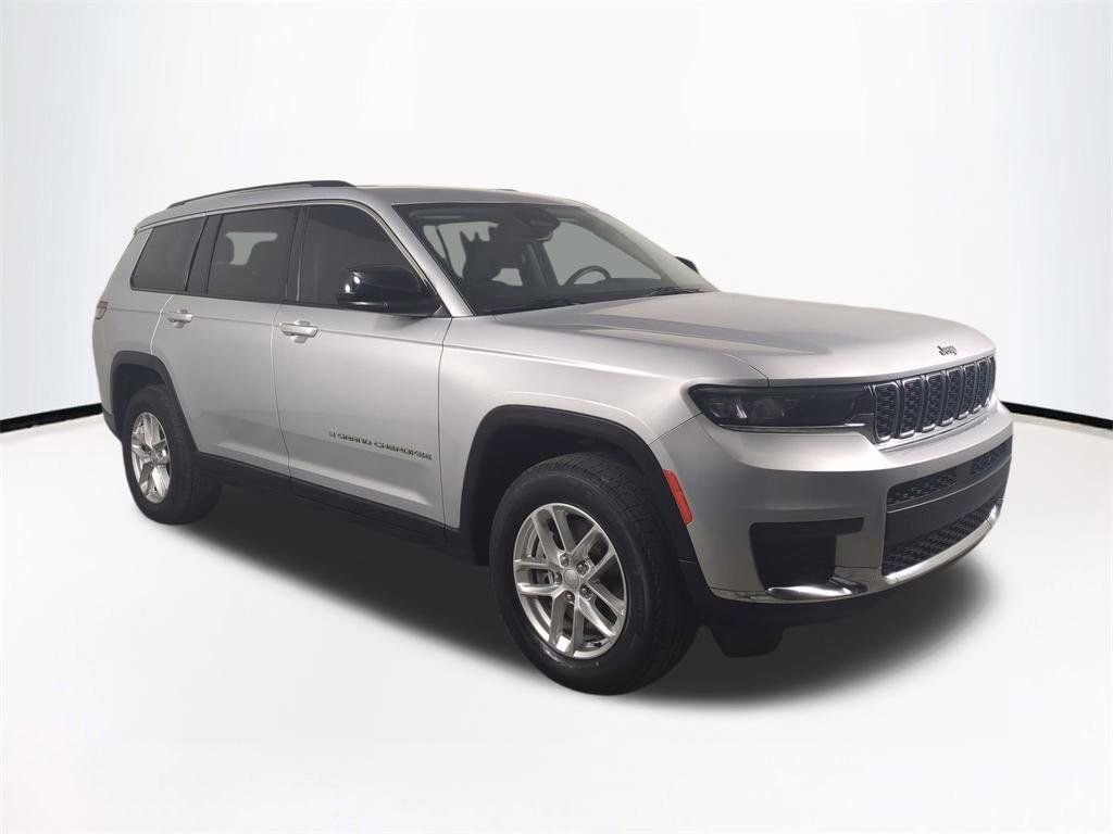 Used 2022 Jeep Grand Cherokee L Laredo w/ Luxury Tech Group I AWD/4WD image 2