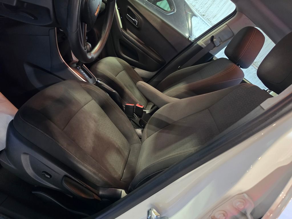 Used 2022 Chevrolet Trax LS w/ Tint and Cruise Package AWD/4WD image 7