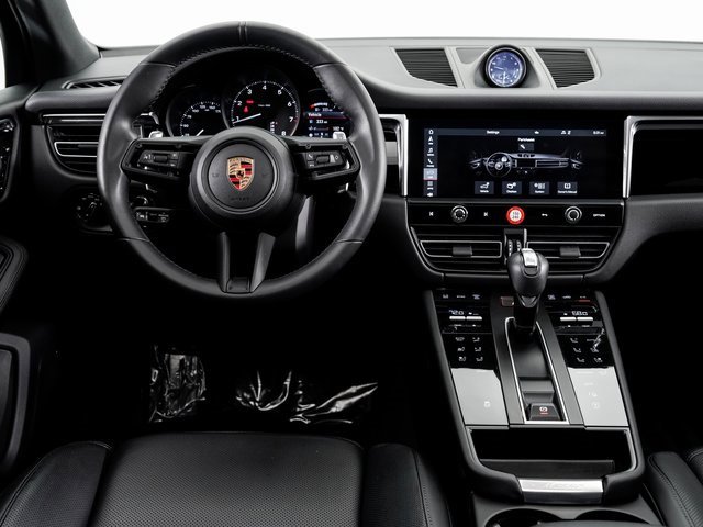 Certified 2025 Porsche Macan image 16