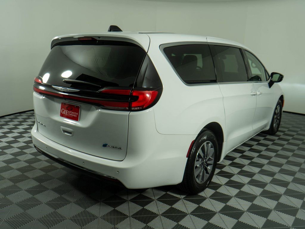 Used 2024 Chrysler Pacifica Select image 6