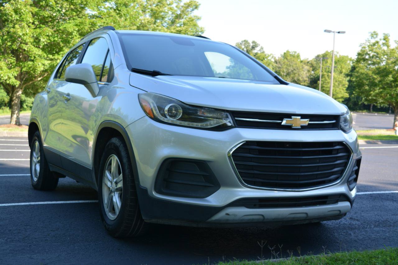 Used 2018 Chevrolet Trax LT w/ LT Convenience Package FWD image 3