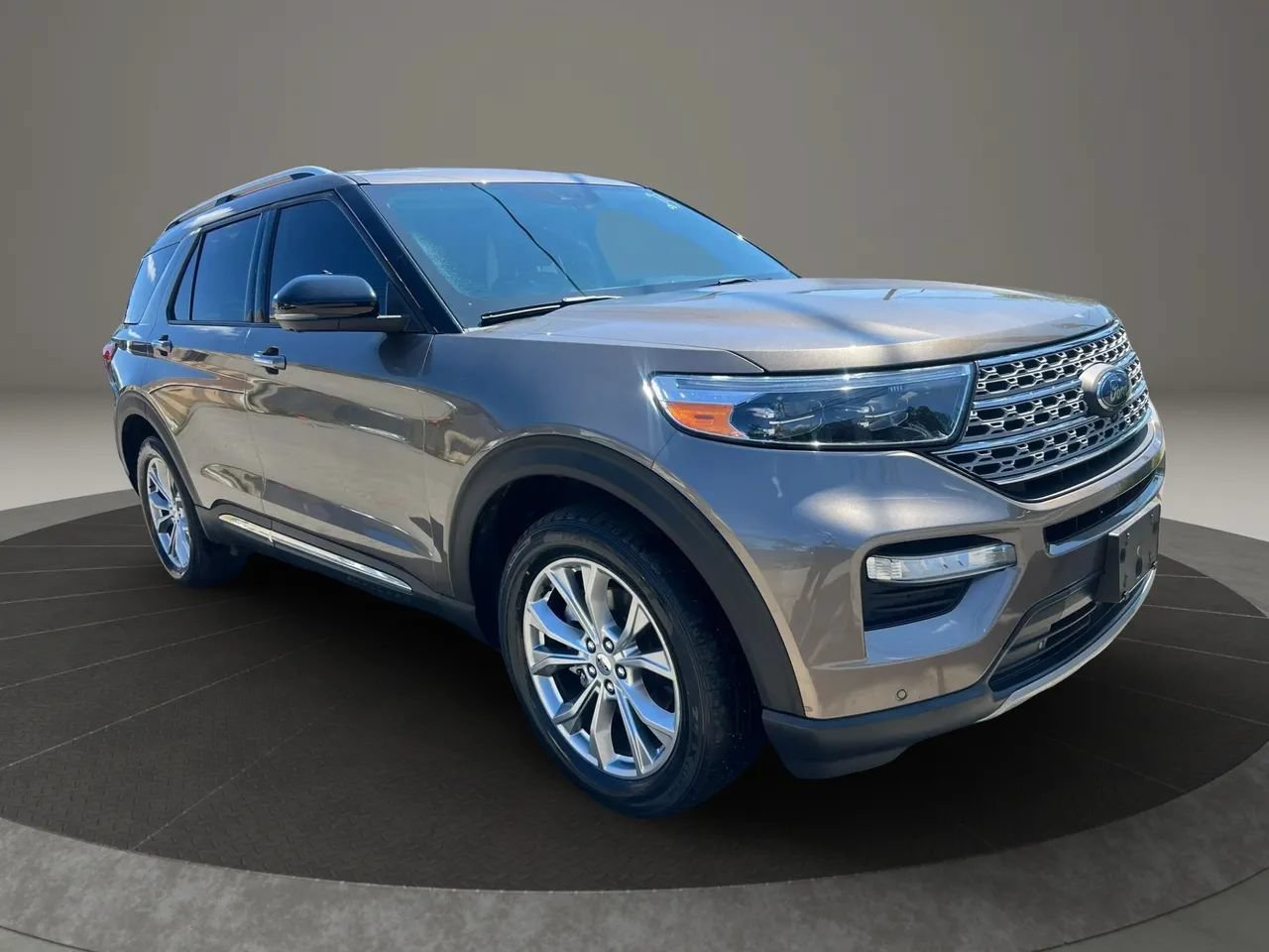 Used 2021 Ford Explorer Limited w/ Equipment Group 301A AWD/4WD image 3