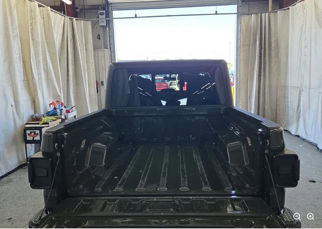 Used 2022 Jeep Gladiator Sport image 9