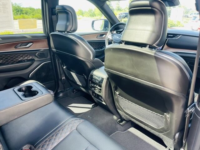 Used 2025 Jeep Grand Cherokee Summit w/ Obsidian Package AWD/4WD image 13