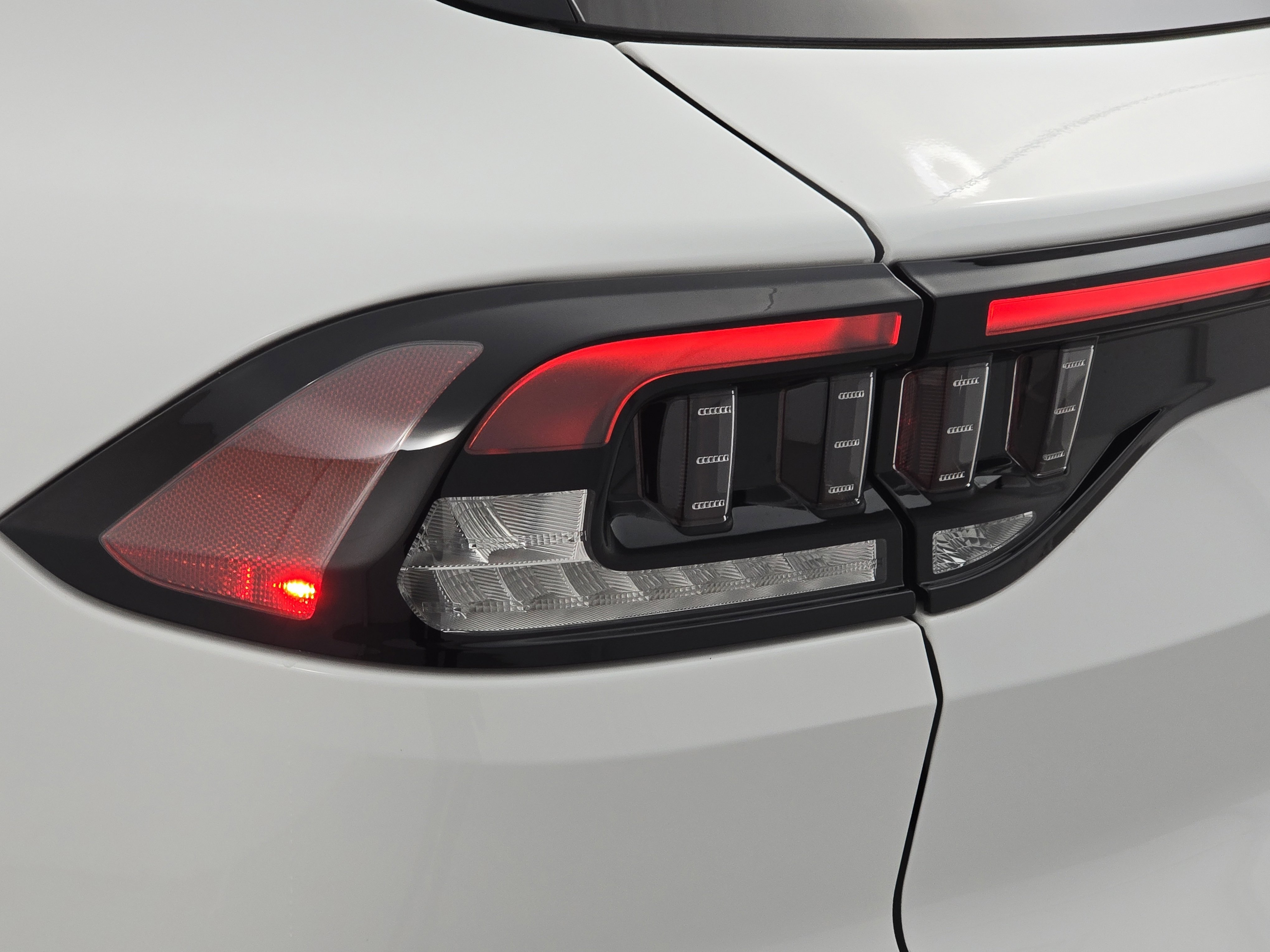 New 2025 VinFast VF 8 Plus image 33