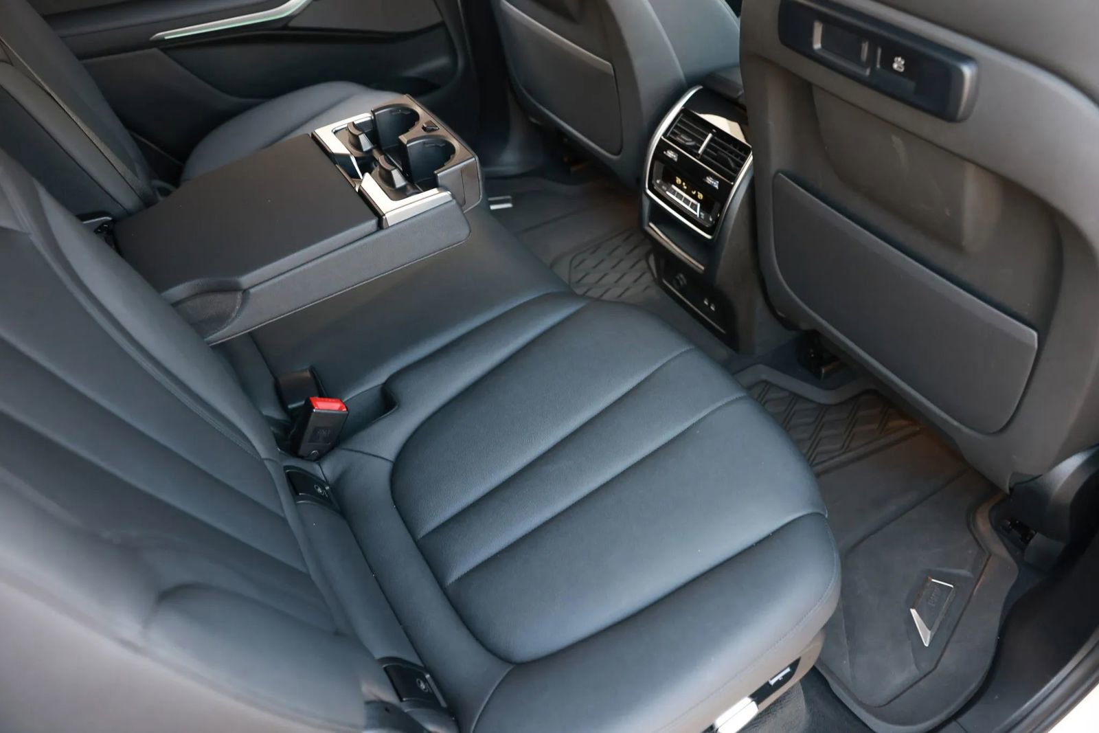 Used 2020 BMW X7 xDrive40i w/ Cold Weather Package image 17