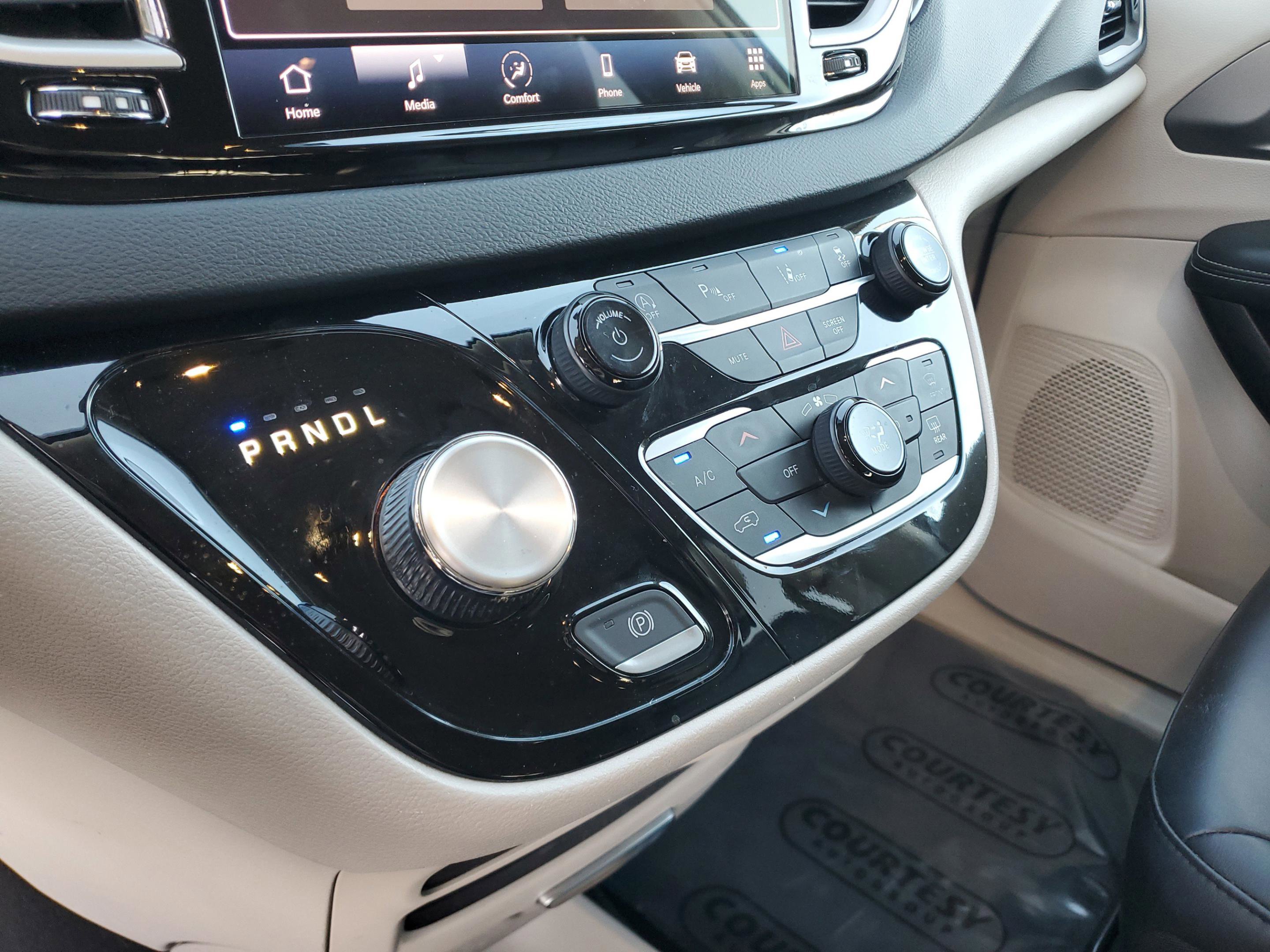 Used 2023 Chrysler Pacifica Touring-L image 23