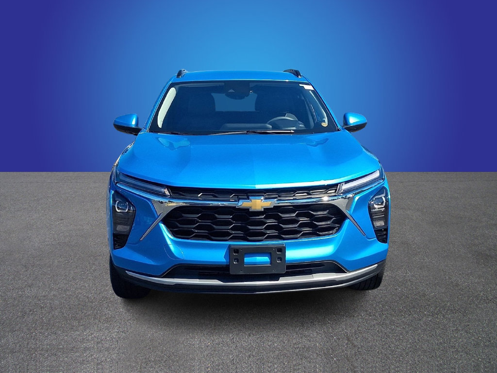Used 2025 Chevrolet Trax LT FWD image 2