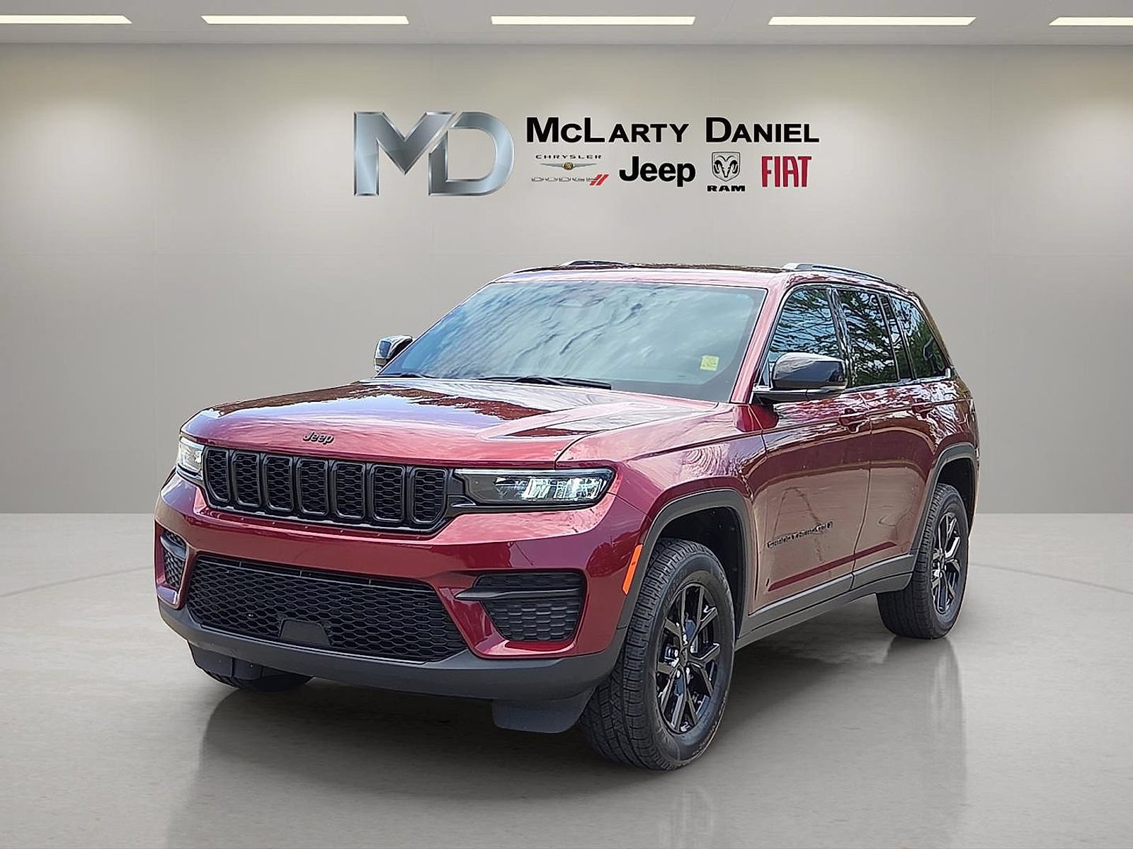 Used 2024 Jeep Grand Cherokee Altitude AWD/4WD image 2