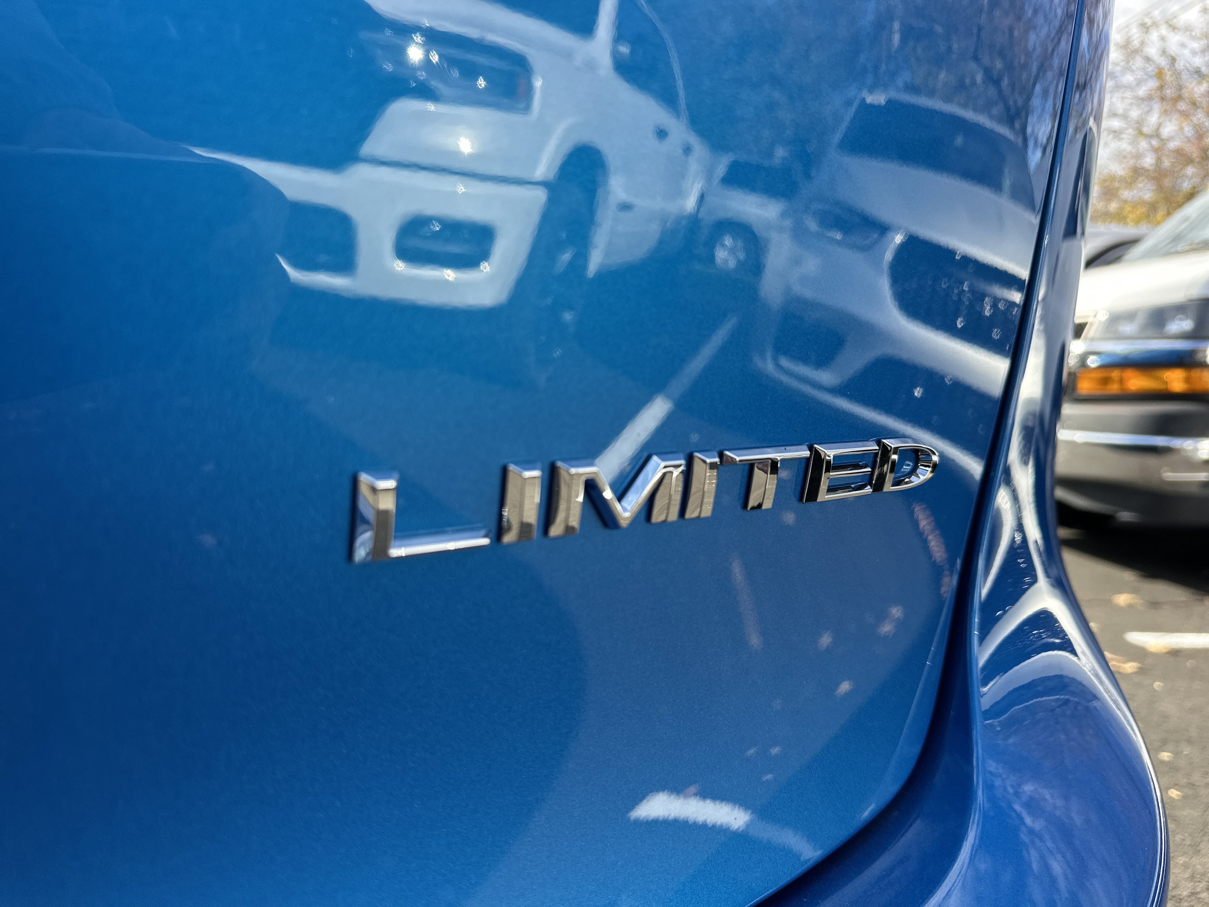 New 2026 Chrysler Pacifica Limited w/ Uconnect Theater Family Group image 26