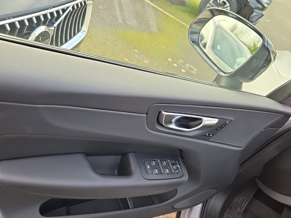Certified 2024 Volvo XC60 B5 Core w/ Protection Package Premier image 3