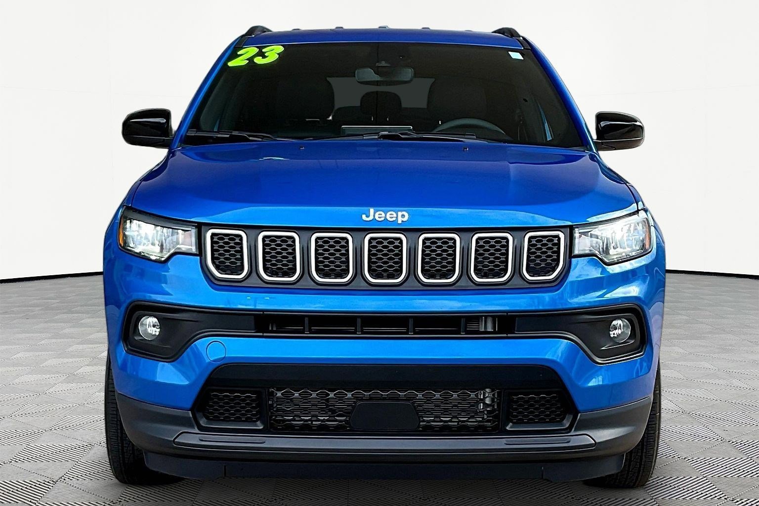 Used 2023 Jeep Compass Latitude image 2