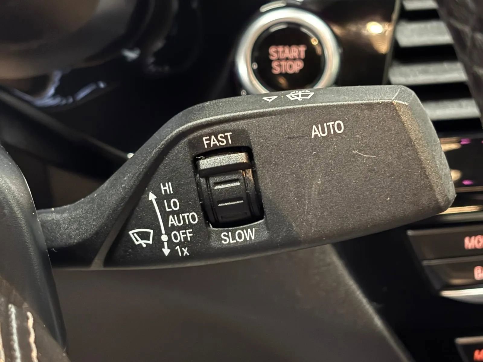 Used 2019 BMW 530e xDrive w/ Convenience Package image 37