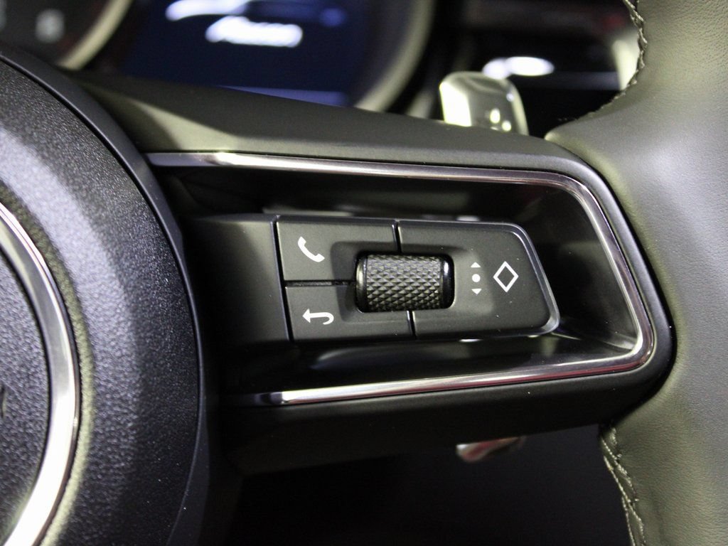 Certified 2025 Porsche Macan image 23
