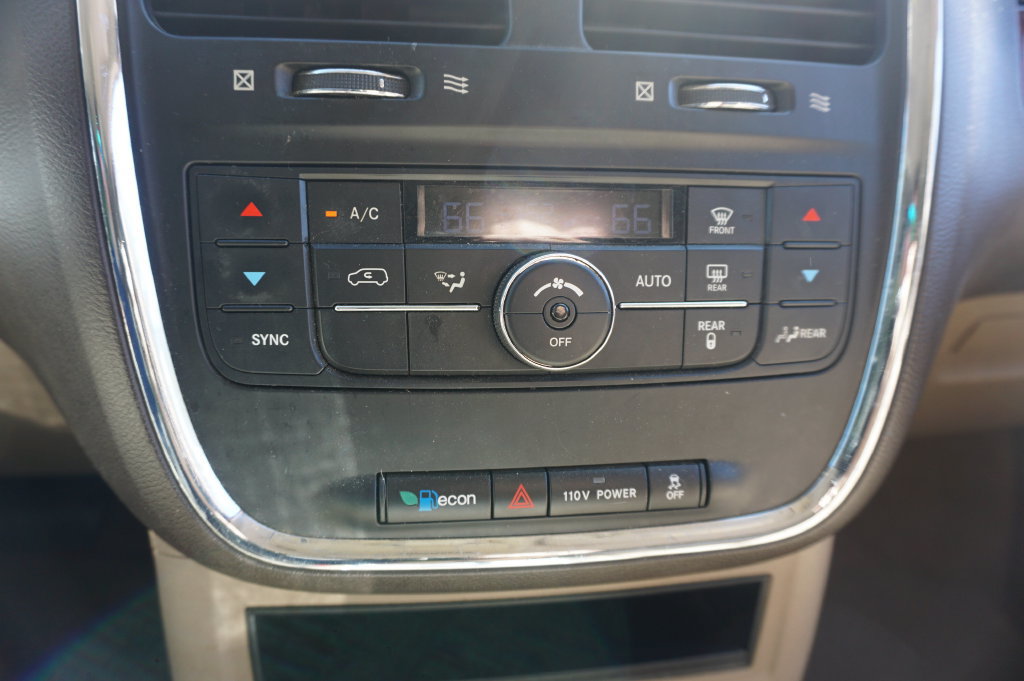 Used 2012 Chrysler Town & Country Touring w/ Entertainment Group #1 FWD image 10