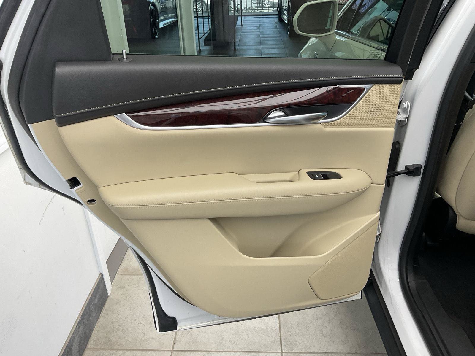 Used 2017 Cadillac XT5 Luxury w/ Driver Awareness Package AWD/4WD image 11